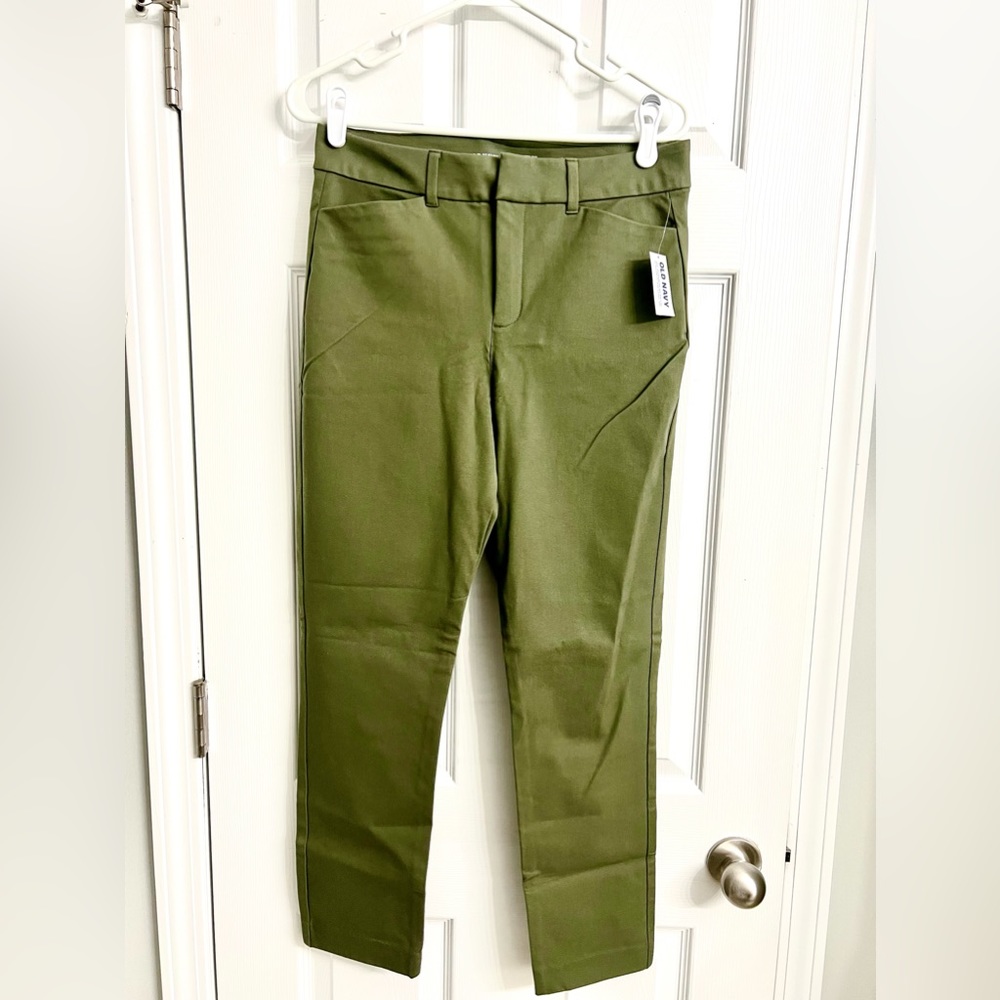 Old Navy Pixie Skinny High Rise
NWT - sz 8 - Olive Green 
Smoke& pet free home